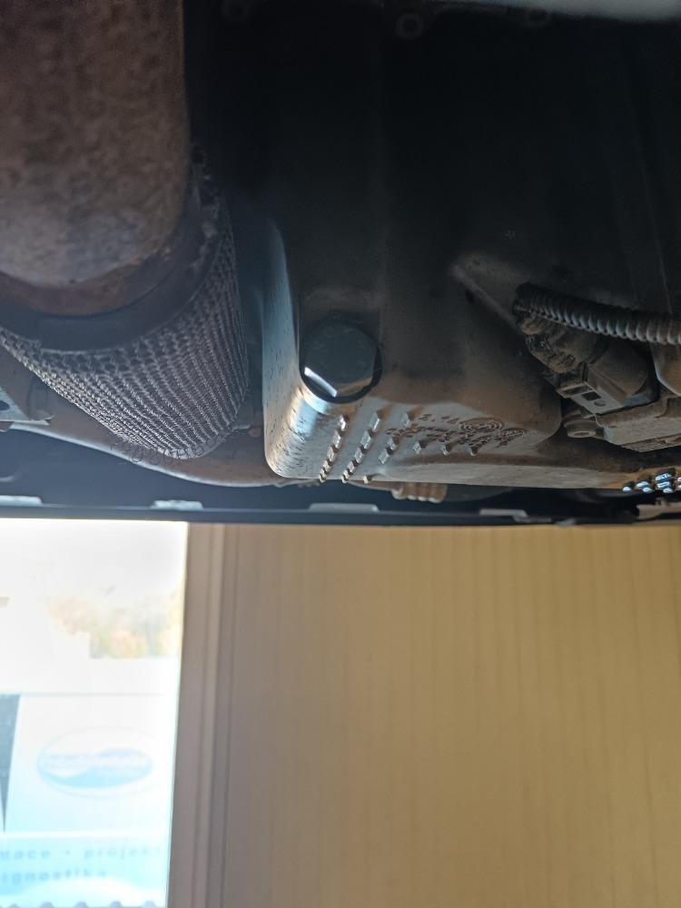 Vypouštění starého motorového oleje